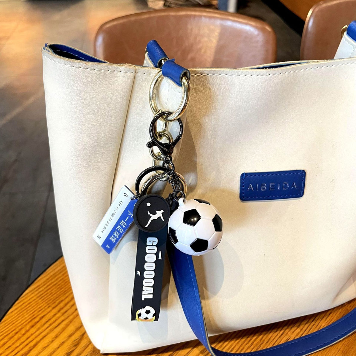 Breloc Chei Minge de Fotbal, Mesaj Personalizat Te Astept pe Terenul de Fotbal, Accesoriu Rucsac Inspirat de Cupa Mondiala, Material Acril, 50 g, Alb/Negru