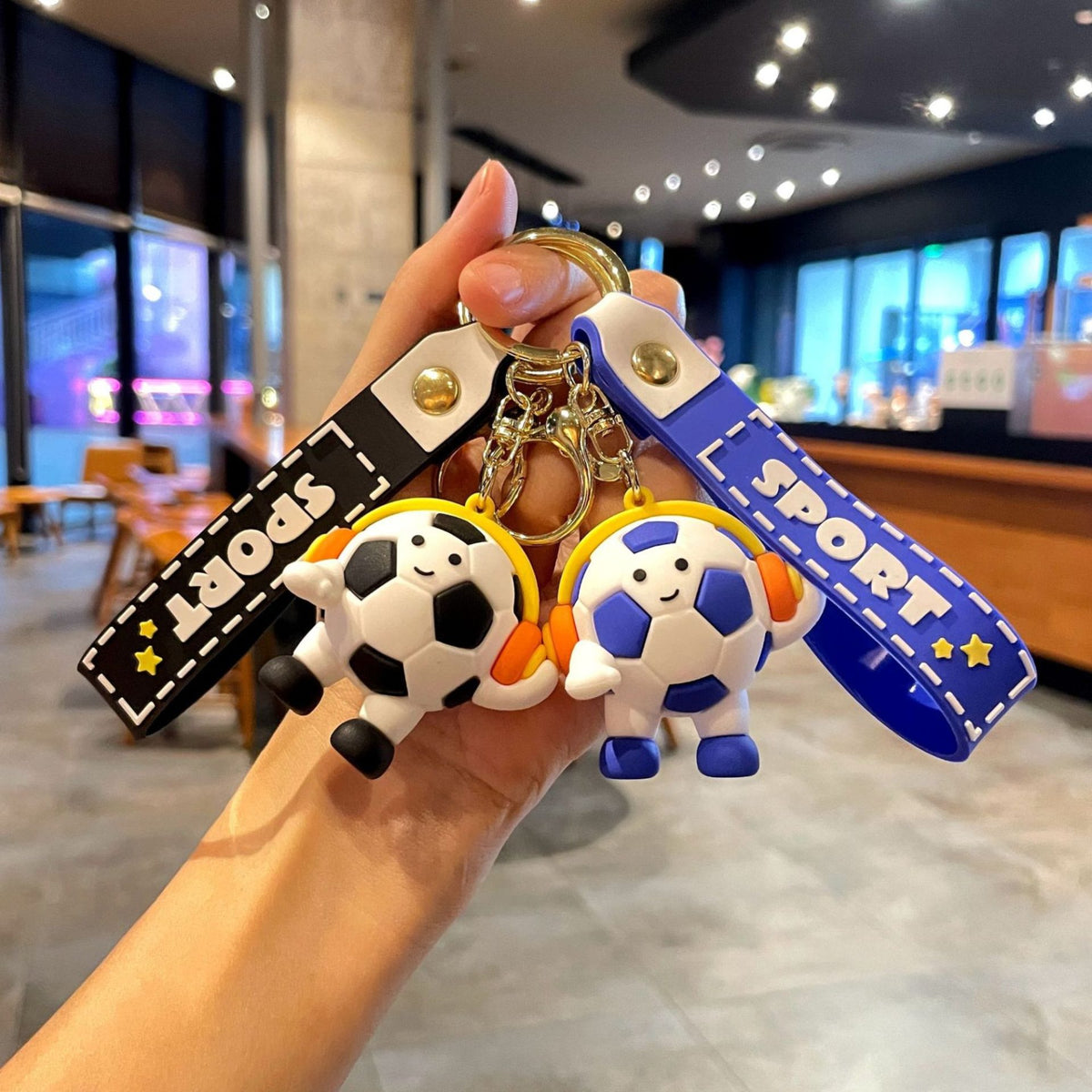 Breloc Chei Minge de Fotbal cu Casti, Accesoriu Decorativ Ghiozdan si Rucsac, Model Cupa Mondiala, Acril, 50 g, Negru