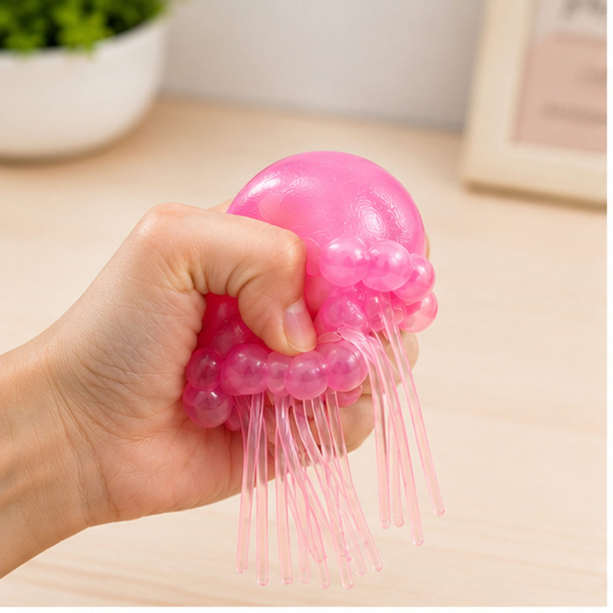 Jucarie Squishy Meduza, Antistres Senzorial Slow Rising cu Tentacule Flexibile, Silicon și Plastic Translucid, 100 g, Roz