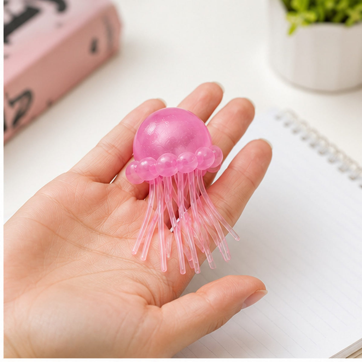 Jucarie Squishy Meduza, Antistres Senzorial Slow Rising cu Tentacule Flexibile, Silicon și Plastic Translucid, 100 g, Roz