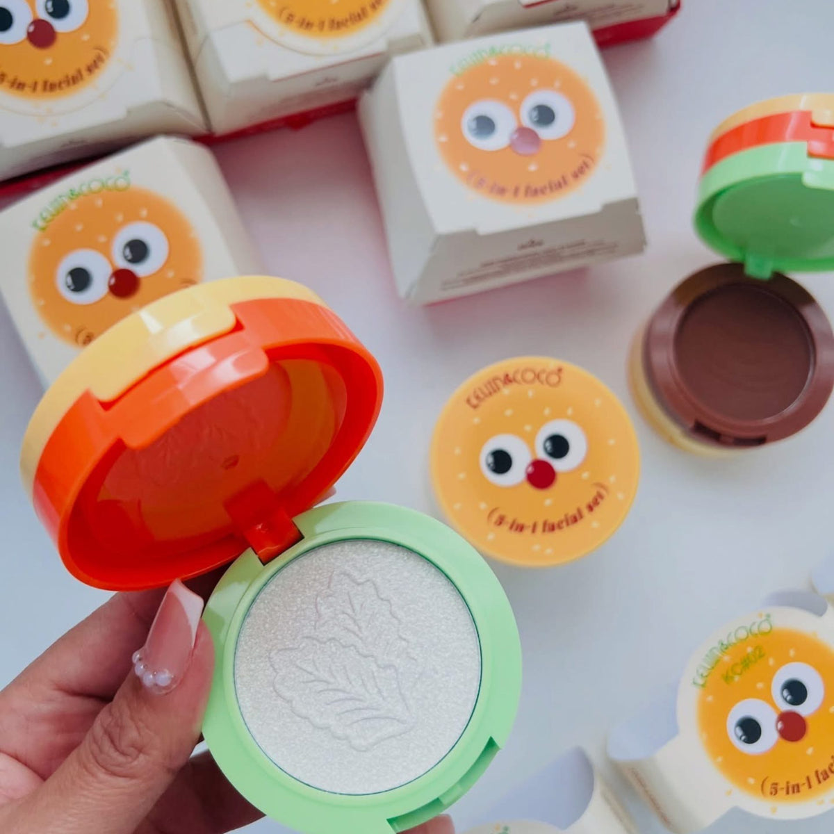 Kevin&Coco Paleta Multifunctionala de Machiaj 5 in 1, Set Blush, Iluminator, Contur si Pudra, Design Compact Tip Burger, 122 g, Nuanta 02