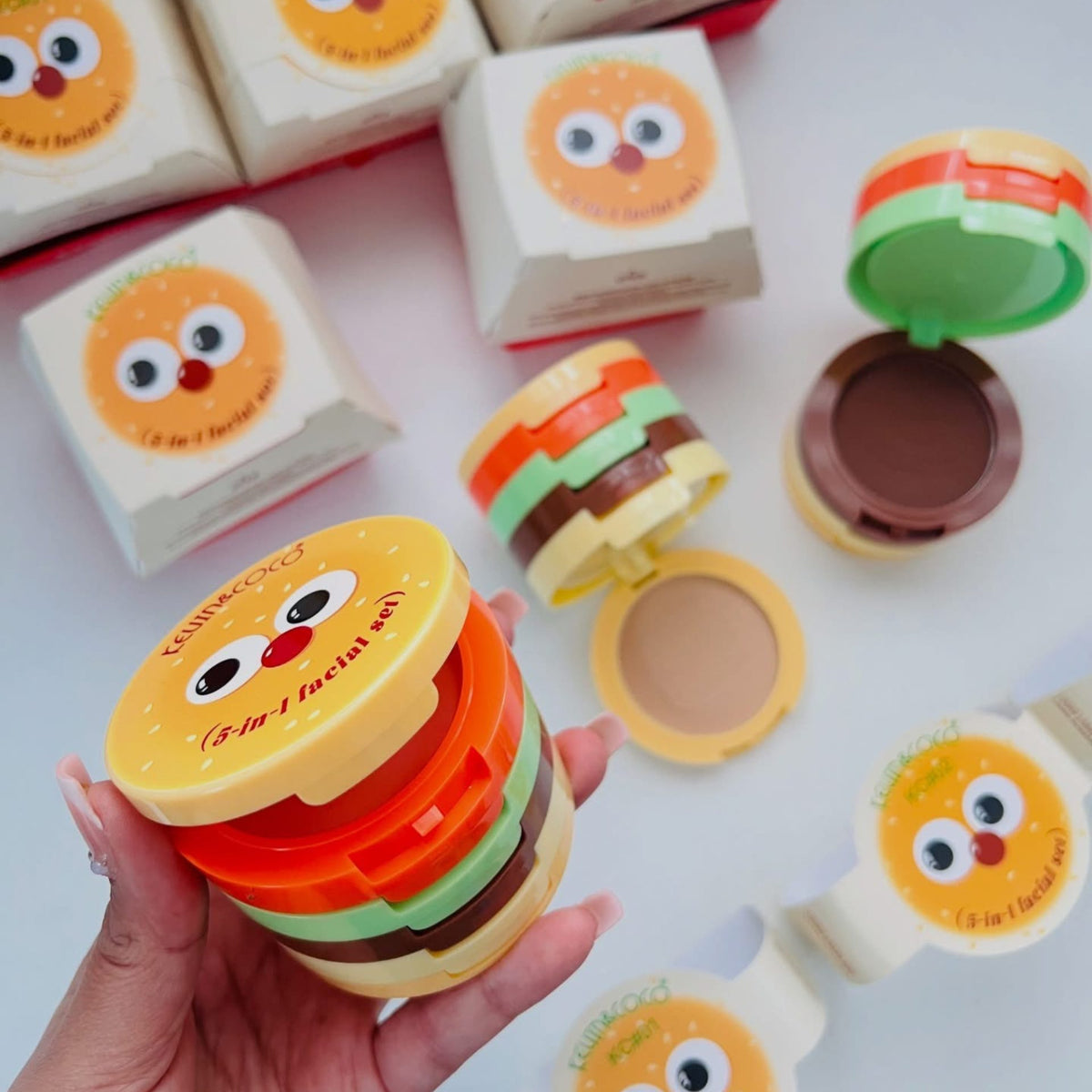 Kevin&Coco Paleta Multifunctionala de Machiaj 5 in 1, Set Blush, Iluminator, Contur si Pudra, Design Compact Tip Burger, 122 g, Nuanta 02