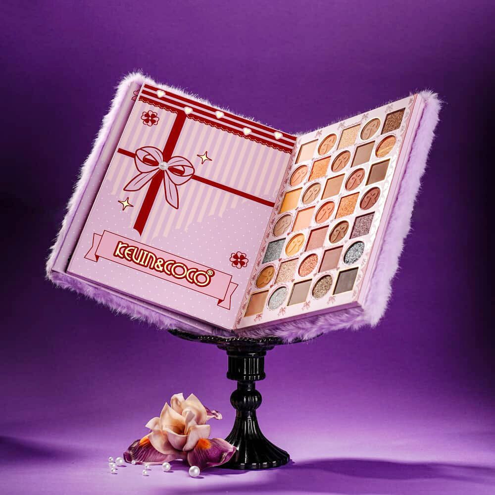 Kevin&Coco Paleta de Machiaj, Farduri de Pleoape, Blush si Iluminator, Format Carte, Purple Plush Bow, 82 Nuante, Multicolor, 22.8x17.4x4.6 cm