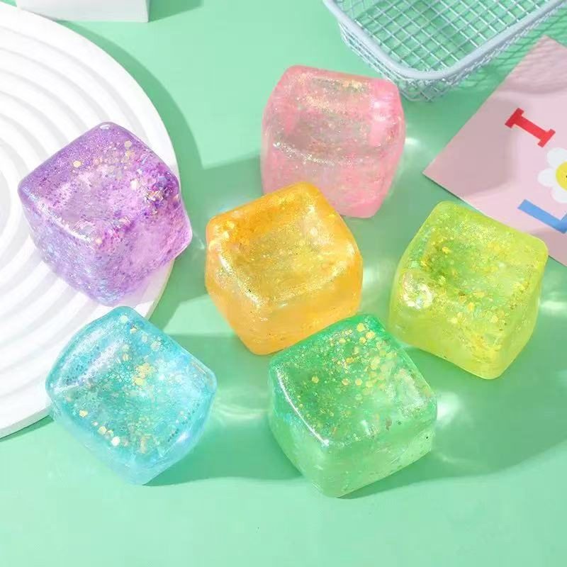 Jucarie Squishy Needoh Cub Antistres, Revenire Lenta cu Sclipici, Termoplastic, 4.5x4.5x4.5 cm, Culoare Mix