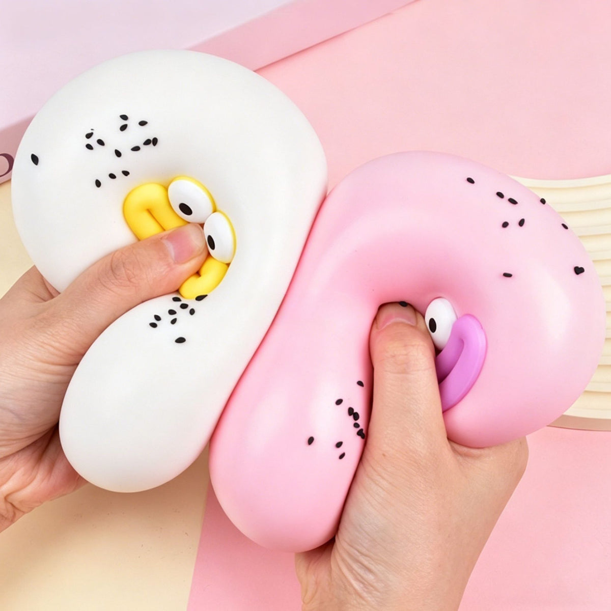 Jucarie Senzoriala Squishy Antistres, Model Gogoasa cu Ochi Mari, Revenire Lenta, Spuma PU Ecologica, 9 cm, Alb, 1 Bucata