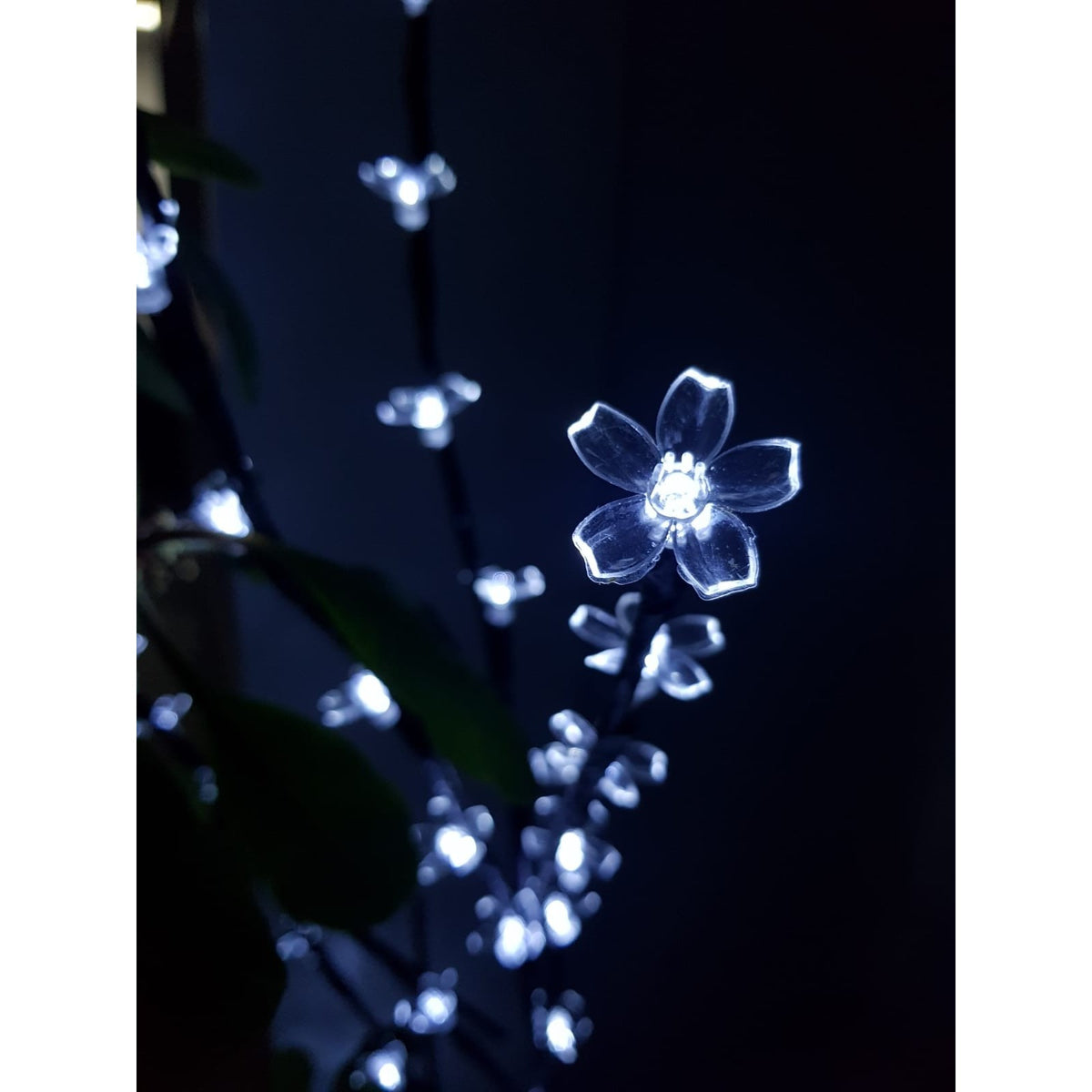 Decoratiune Luminoasa Tip Crenguta cu Flori, 72 LED-uri, Alimentare cu Baterii, Lumina Alb Rece, Utilizare Interior