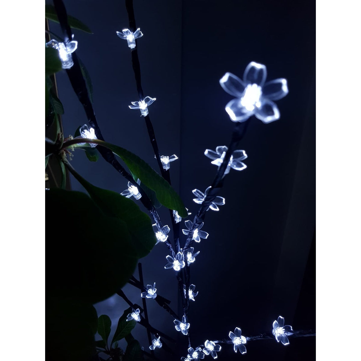 Decoratiune Luminoasa Tip Crenguta cu Flori, 72 LED-uri, Alimentare cu Baterii, Lumina Alb Rece, Utilizare Interior