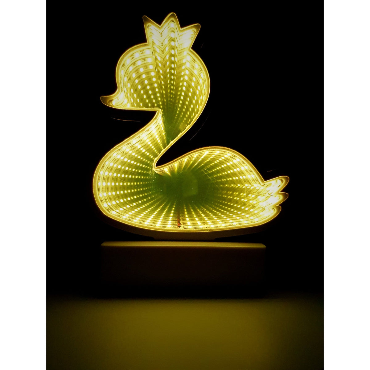 Decoratiune Luminoasa Model Ratusca, Lampa de Veghe cu LED, Alimentare USB si Baterii, Plastic, Alb Cald, 17 cm