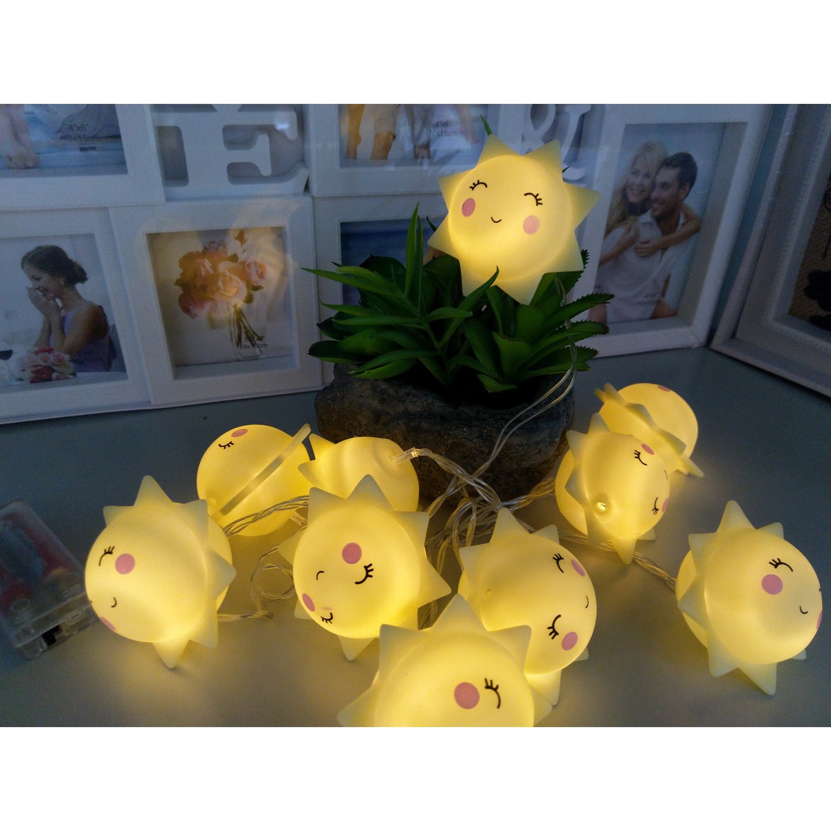 Instalatie de Craciun Tip Sir, 10 LED-uri in Forma de Soare, Lumina Alb Cald, Alimentare cu Baterii, Lungime 1.5 m