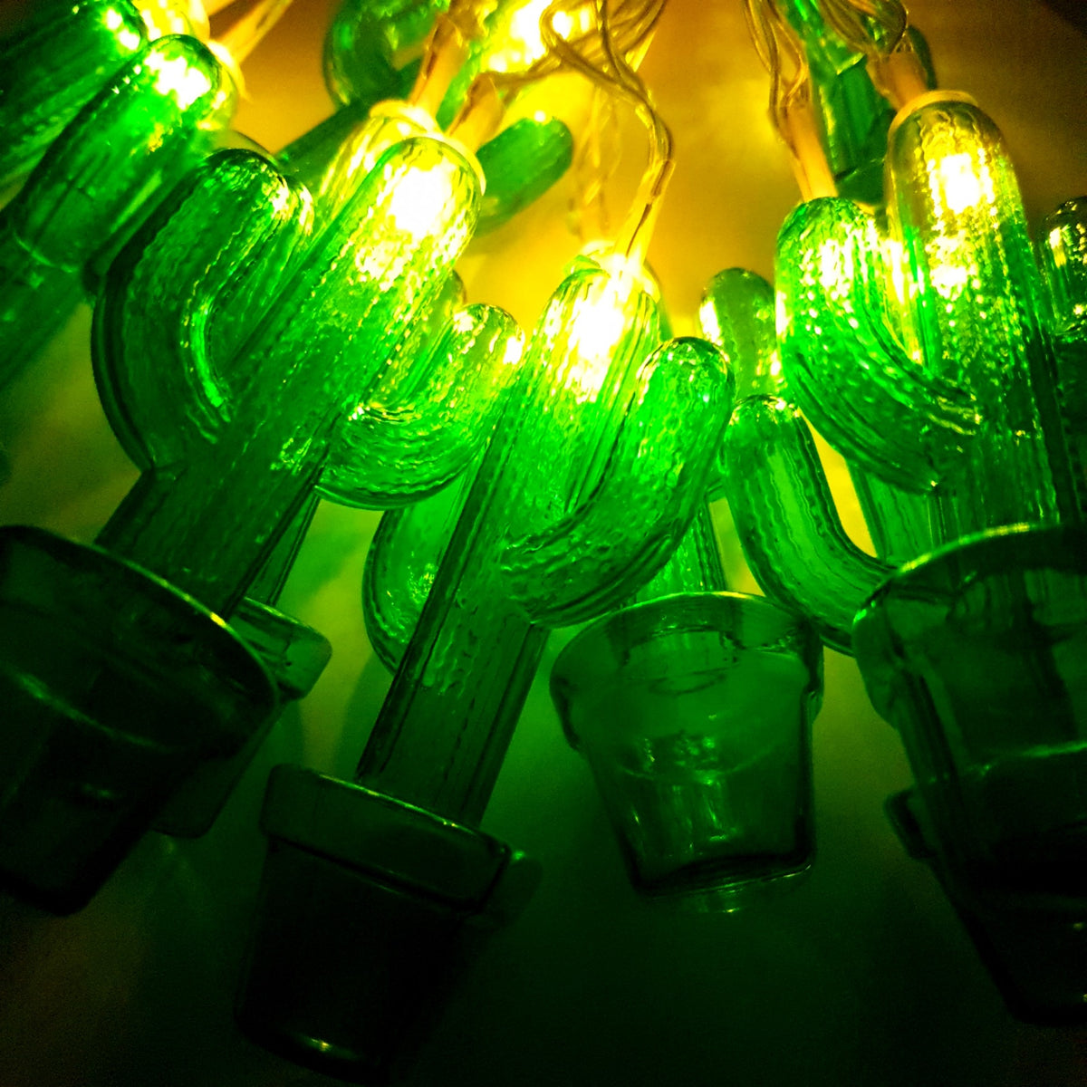 Instalatie de Craciun Tip Sir, 10 LED-uri Model Cactus, Fir Transparent cu Baterii, Lumina Alba Calda, Lungime 1.5 m