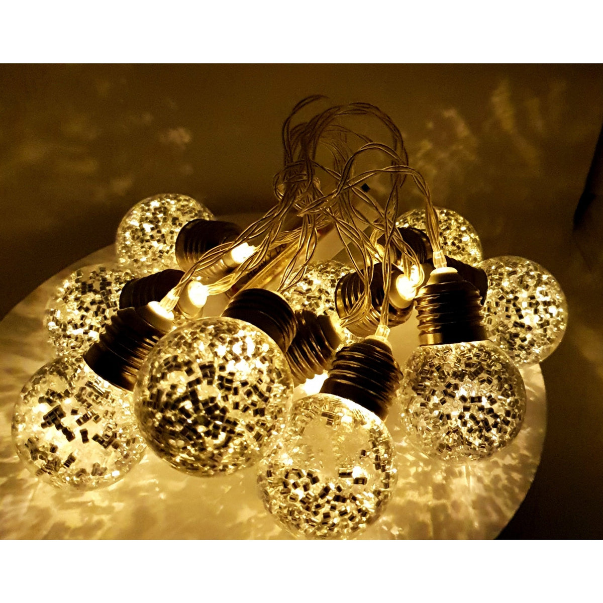 Instalatie de Craciun Tip Sir, 10 LED-uri in Forma de Bec, Functionare cu Baterii, Fir Argintiu, Lungime 1.5 m