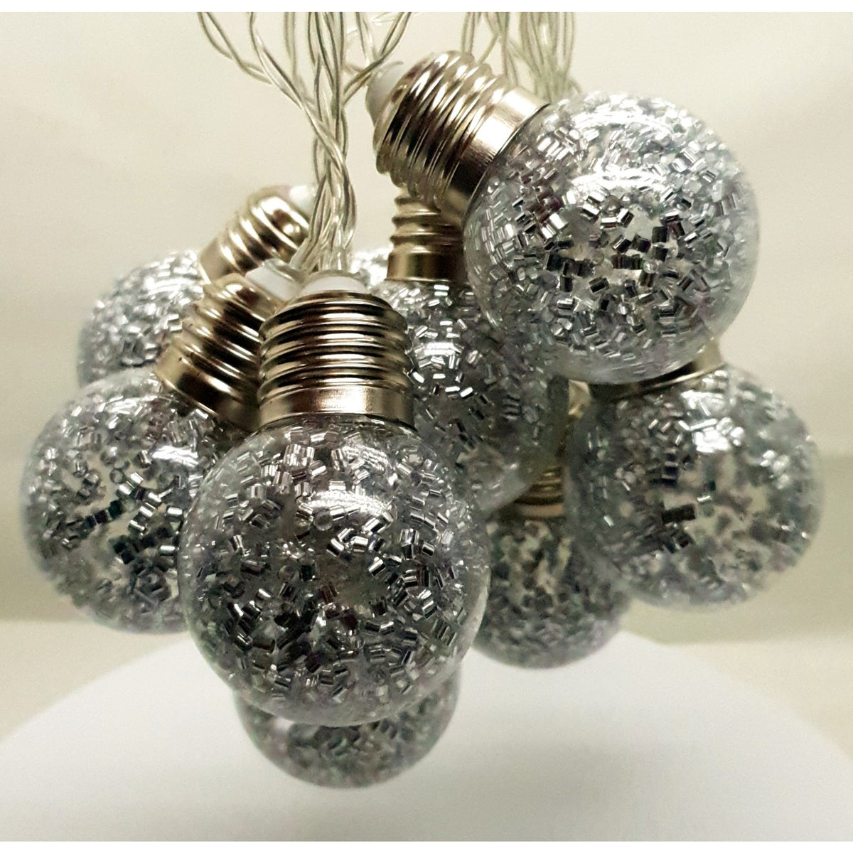 Instalatie de Craciun Tip Sir, 10 LED-uri in Forma de Bec, Functionare cu Baterii, Fir Argintiu, Lungime 1.5 m