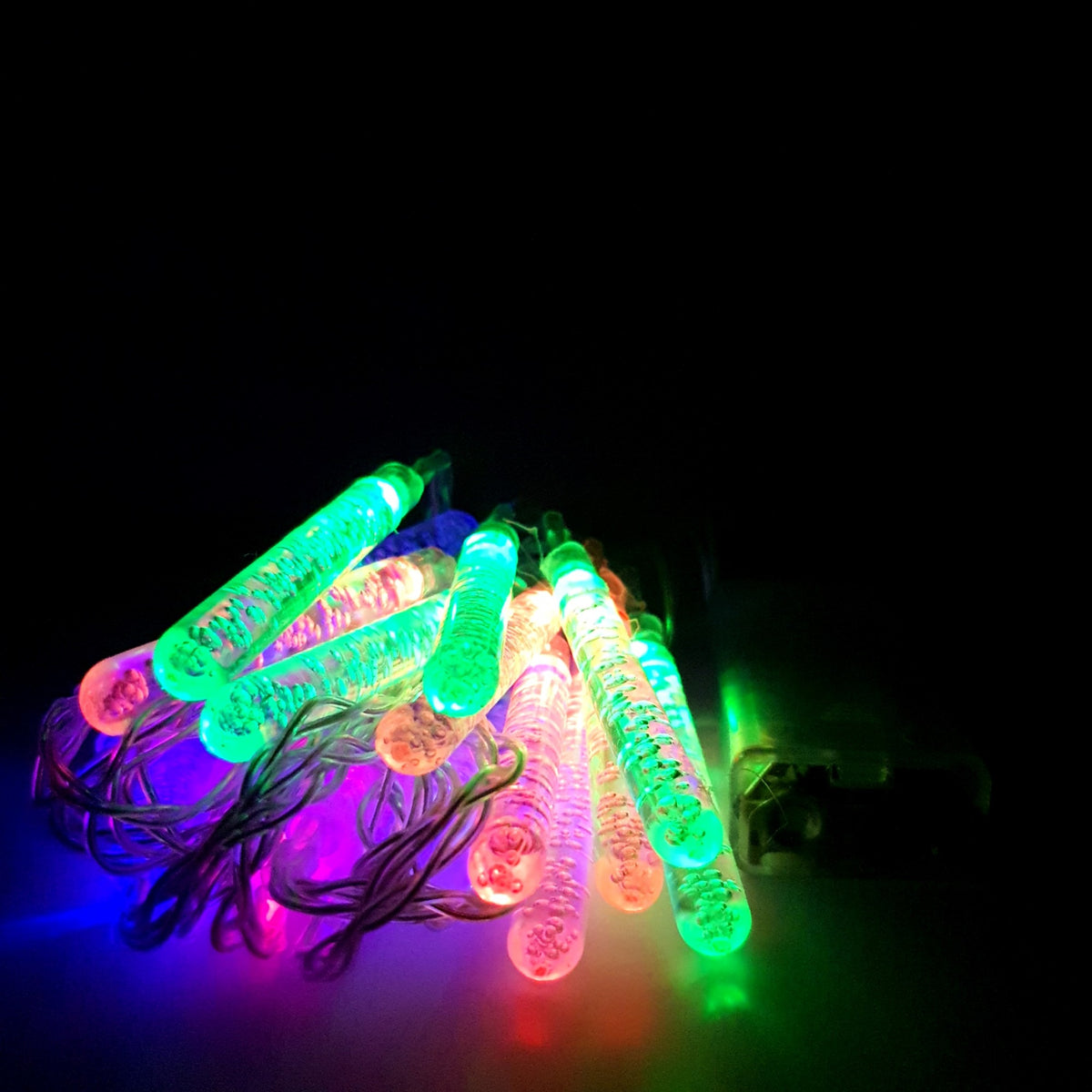 Instalatie de Craciun Tip Sir cu 20 LED-uri, Forma Turturi, Alimentare cu Baterii, Fir Transparent, Lungime 2.5 m, Multicolor