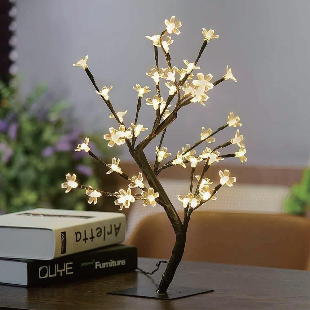Decoratiune Luminoasa Crenguta, Lampa de Masa cu Flori de Cires, 72 LED-uri, Alimentare Baterii sau USB, Plastic si Cupru, Lumina Alb Cald, 20 cm