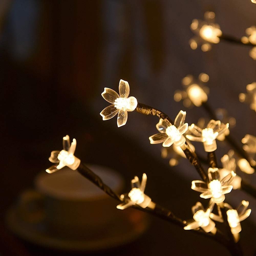 Decoratiune Luminoasa Crenguta, Lampa de Masa cu Flori de Cires, 72 LED-uri, Alimentare Baterii sau USB, Plastic si Cupru, Lumina Alb Cald, 20 cm