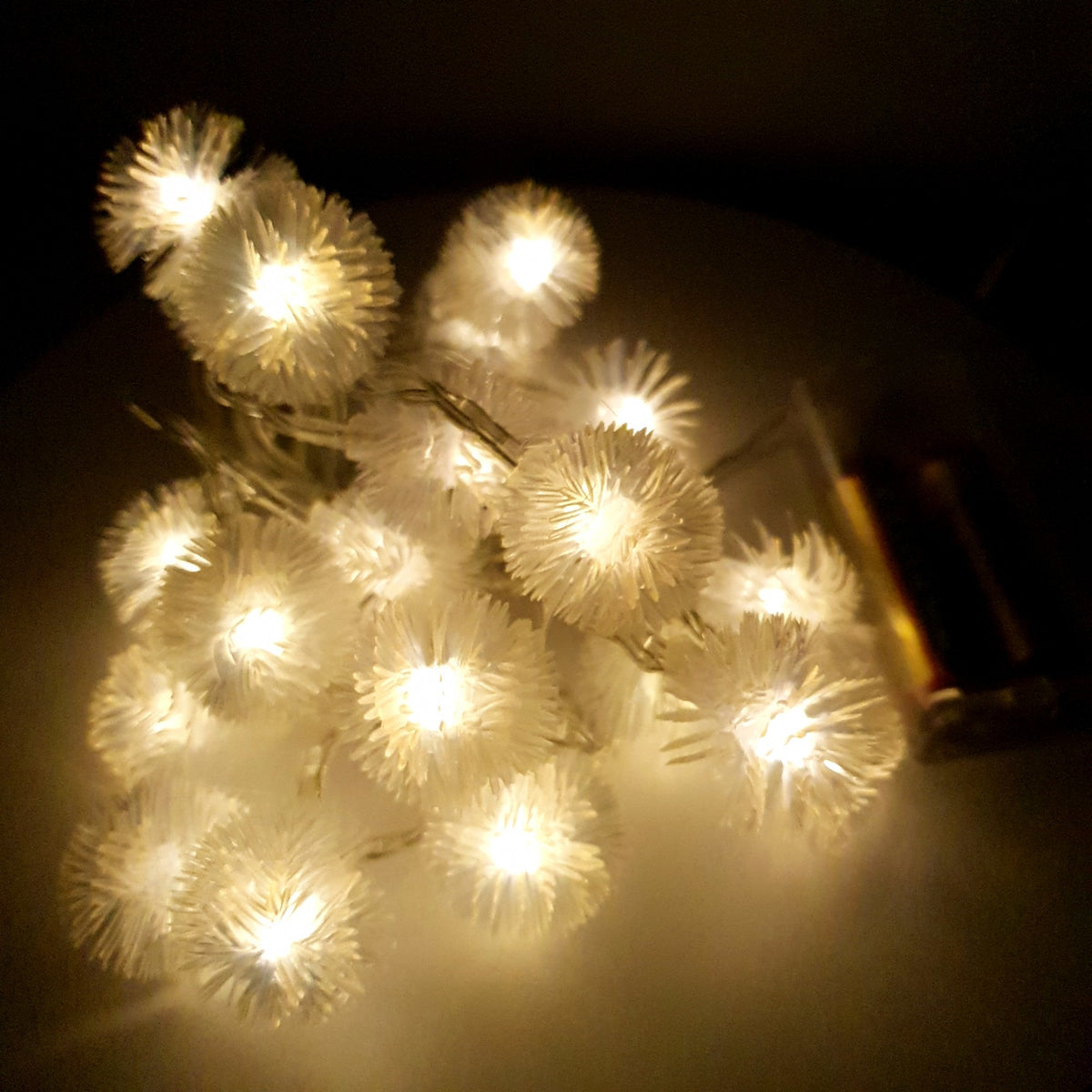 Instalatie de Craciun Tip Sir cu 20 LED-uri, Globuri cu Franjuri, Alimentare cu Baterii, Lumina Alb Cald, 2.5 m