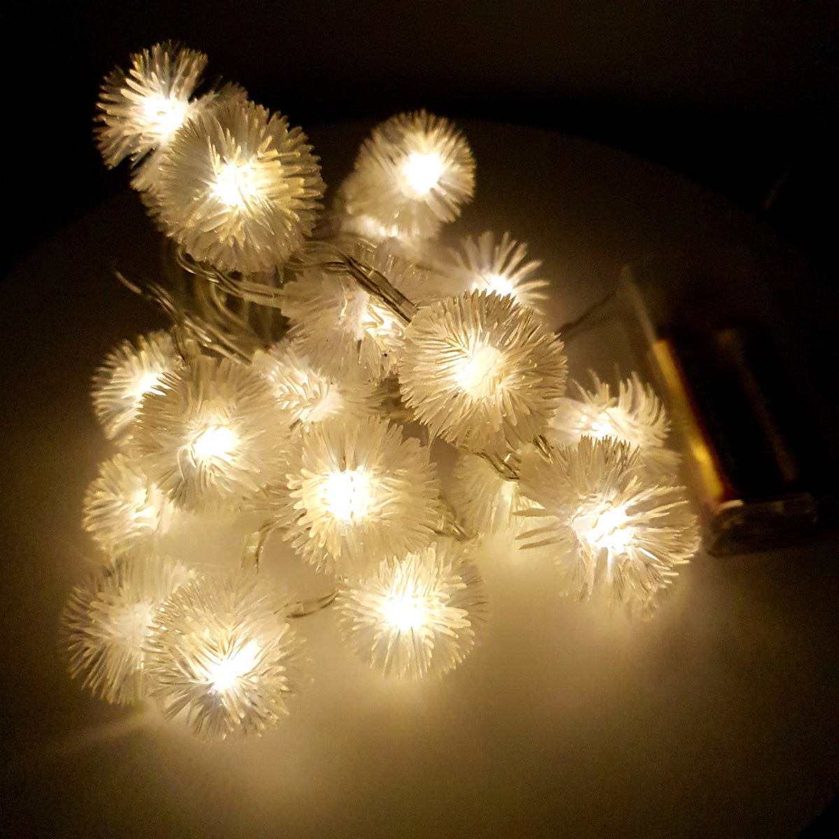 Instalatie de Craciun Tip Sir cu 20 LED-uri, Globuri cu Franjuri, Alimentare cu Baterii, Lumina Alb Cald, 2.5 m