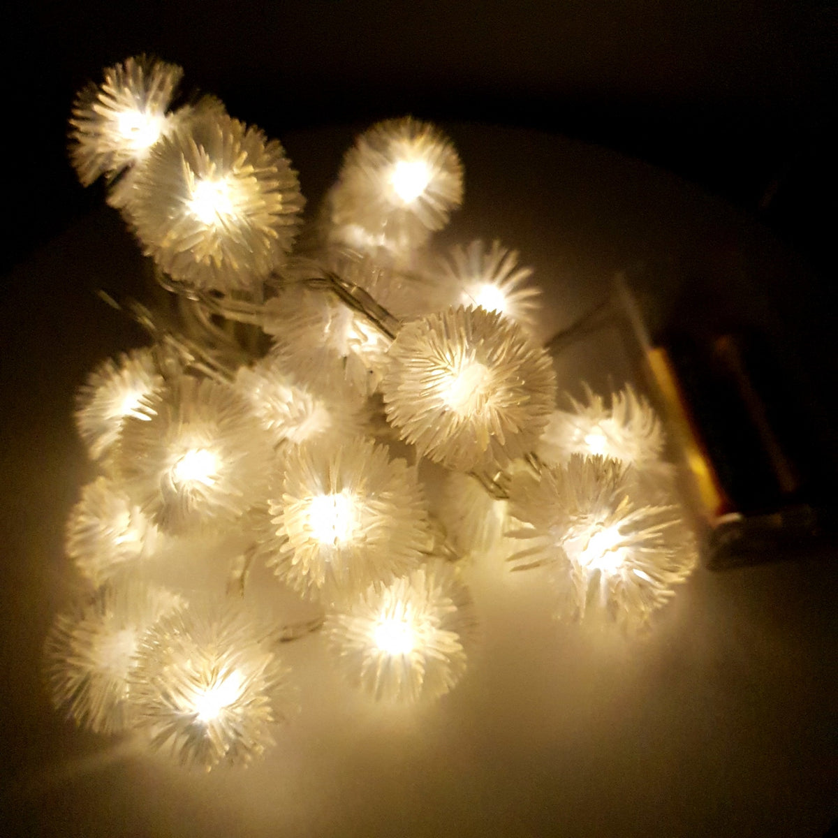 Instalatie de Craciun Tip Sir cu 20 LED-uri, Globuri cu Franjuri, Alimentare cu Baterii, Lumina Alb Cald, 2.5 m