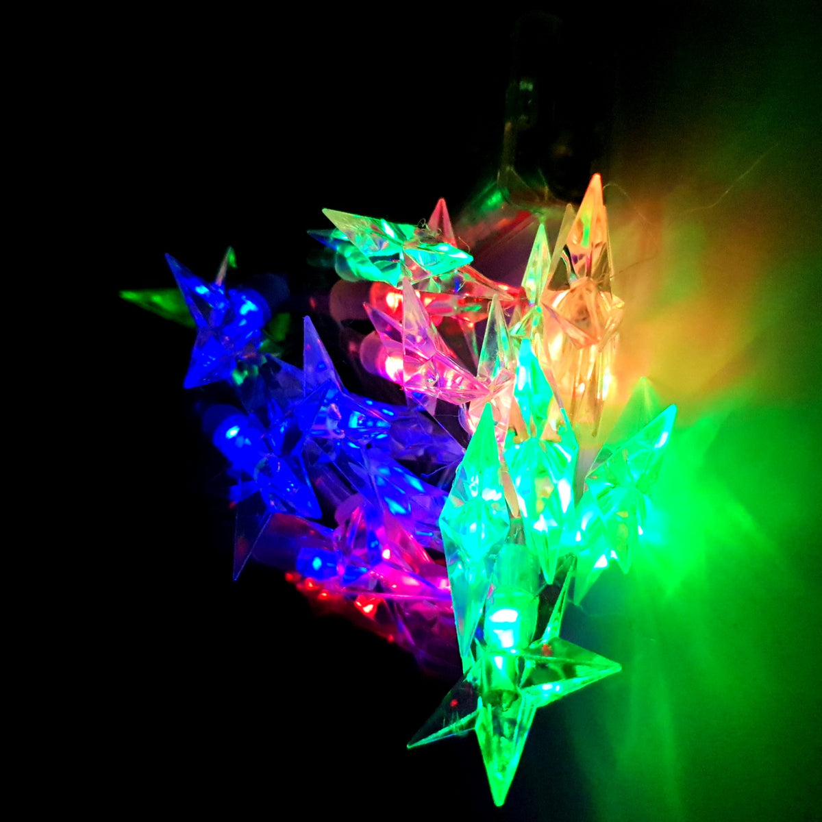 Instalatie de Craciun Tip Sir, 20 LED-uri in Forma de Stea, Alimentare cu Baterii, Lumina Multicolora, Lungime 2.5 m