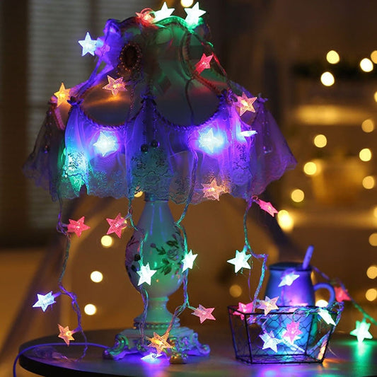 Instalatie de Craciun Tip Sir, 20 LED-uri in Forma de Stea, Alimentare cu Baterii, Lumina Multicolora, Lungime 2.5 m
