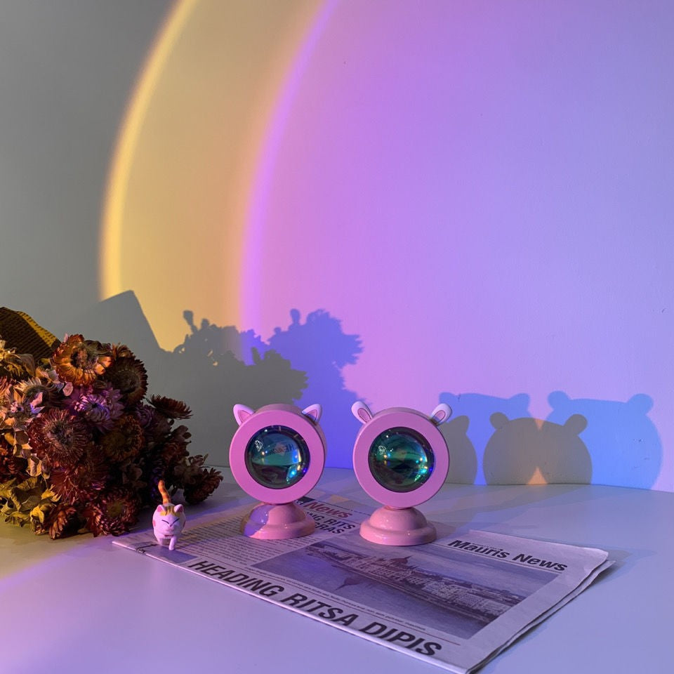 Lampa de Veghe Proiector Apus de Soare Sunset, RGB Multicolor cu Telecomanda, Lumina Ambientala pentru Foto si Vlog, Carcasa Aluminiu, Model Iepuras, Alimentare USB, Roz