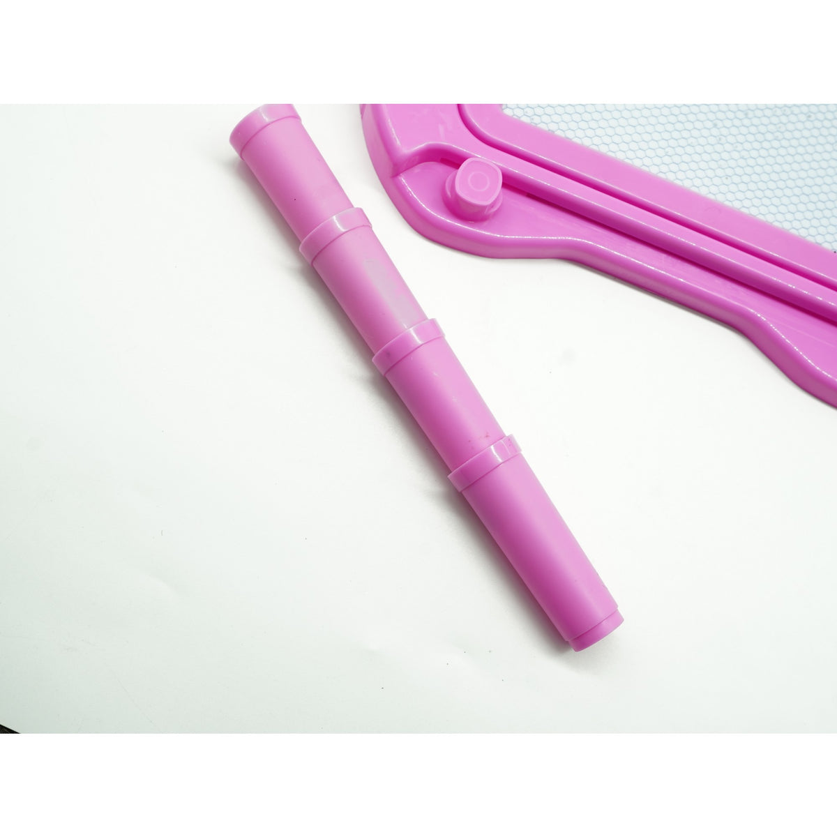 Tabla Magnetica pentru Desen si Scris, Functie Masuta cu 4 Picioare Detasabile, Ecran Stergere Rapida, Include Pix cu Snur, Plastic, 29x22.5 cm, Roz