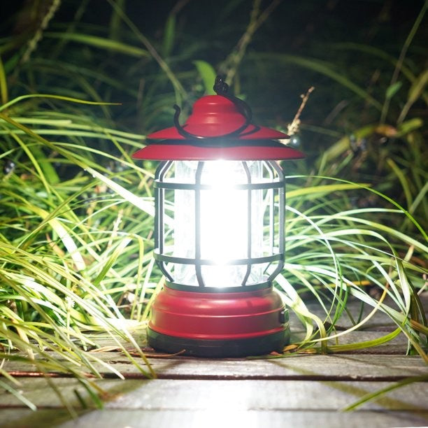 Lampa Portabila Camping, Felinar Vintage cu Carlig, Iluminare 21 COB LED, Intensitate Reglabila 20-200 Lumeni, Autonomie 6 Ore, Material ABS si PS, Rosu