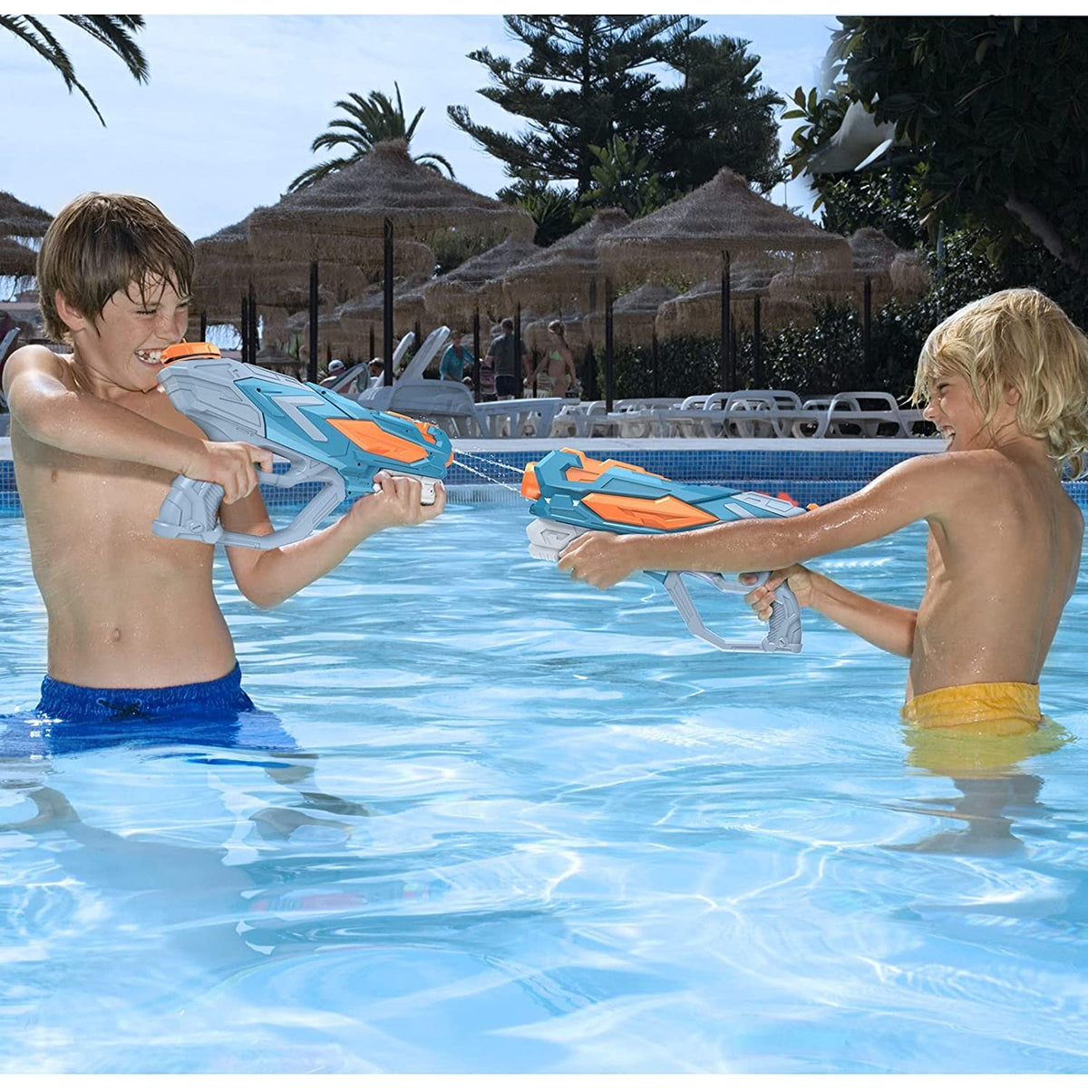 Set 2 Pistoale cu Apa pentru Copii si Adulti, Pompa de Inalta Presiune, 4 Duze de Pulverizare, Jucarie pentru Piscina si Plaja, Plastic, 900 ML, Roz/Albastru