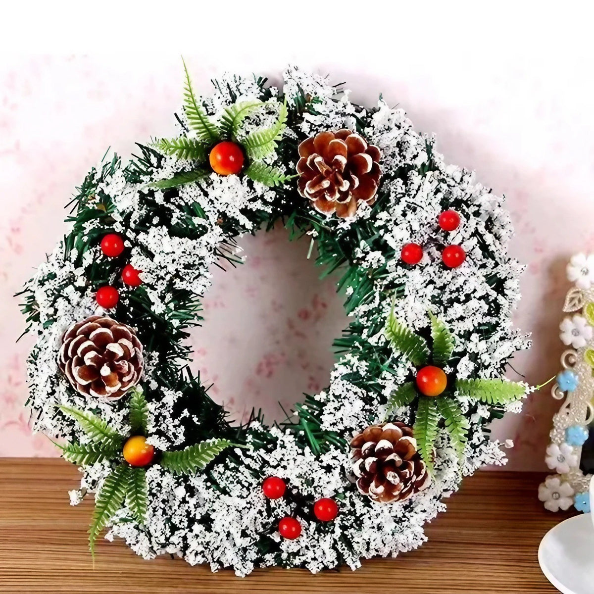 Coronita Craciun pentru Usa si Masa, Brad Artificial Aspect Inzapezit, Decorata cu Conuri si Merisoare, Verde cu Alb, 40 cm