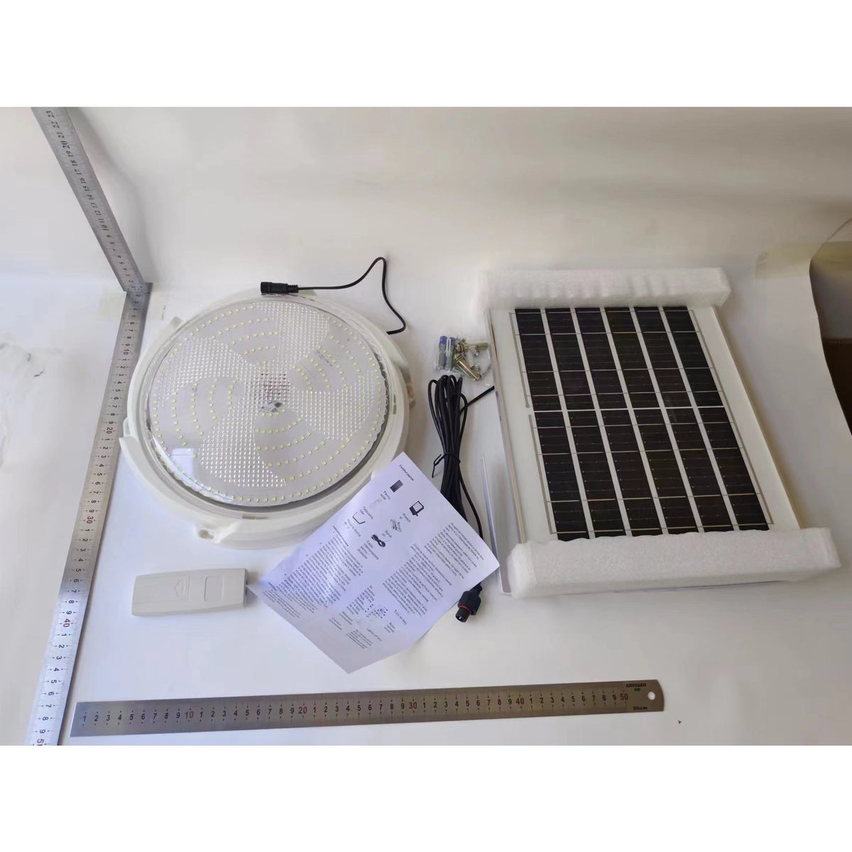 Plafoniera Solara LED 200W, Lampa Plafon Exterior cu Panou Solar si Telecomanda, 330 LED-uri, Flux Luminos 18000 Lm, Cablu 4.6 m, Protectie IP65, Diametru 320 mm, Lumina Alb Rece 6000K