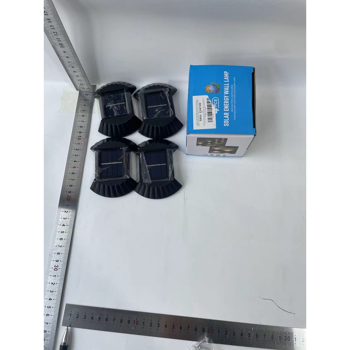 Set 4 Aplice Solare LED Bidirectionale pentru Perete, Lampi de Exterior Rezistente la Apa IP65, Forma Funda cu 8 LED-uri, Autonomie 8-12 Ore, Material ABS si PC, 10 x 7.5 cm, Alb Rece