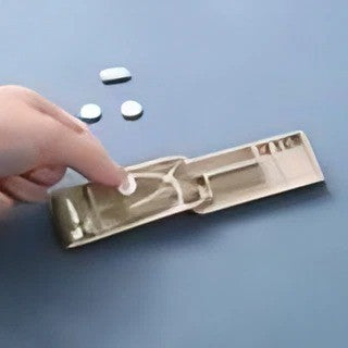 Taietor si Organizator de Pastile, Dispozitiv pentru Taiere si Depozitare Medicamente, Lama din Otel Inoxidabil, Slot in V Antialunecare, Plastic PP, 8 x 4 x 1.8 cm, Bej