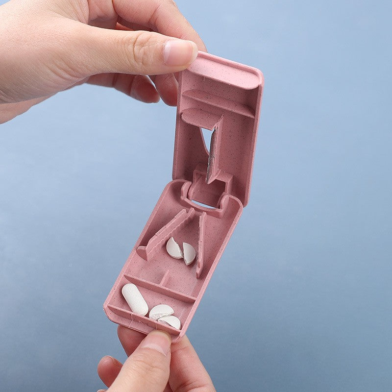 Dispozitiv Taiere si Depozitare Medicamente, Taietor Pastile cu Lama Otel Inoxidabil si Suport Fixare in V, Plastic PP, Roz, 8 x 4 x 1.8 cm