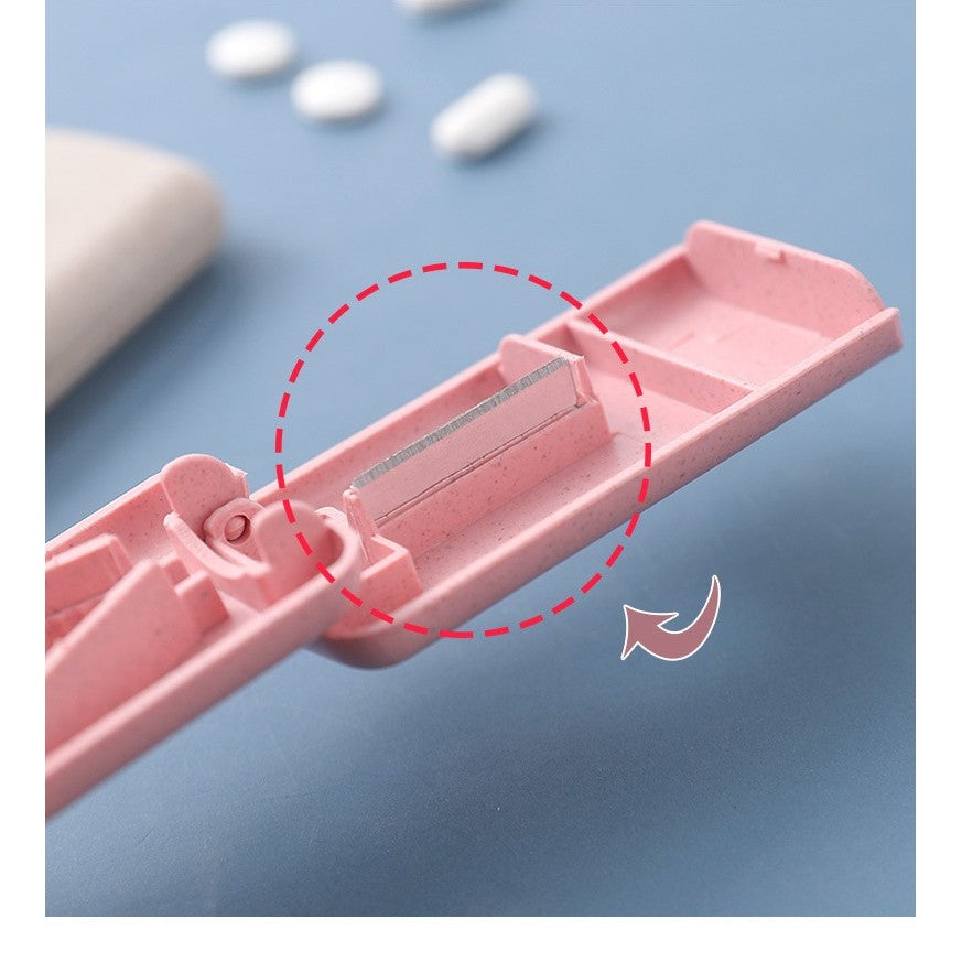 Dispozitiv Taiere si Depozitare Medicamente, Taietor Pastile cu Lama Otel Inoxidabil si Suport Fixare in V, Plastic PP, Roz, 8 x 4 x 1.8 cm
