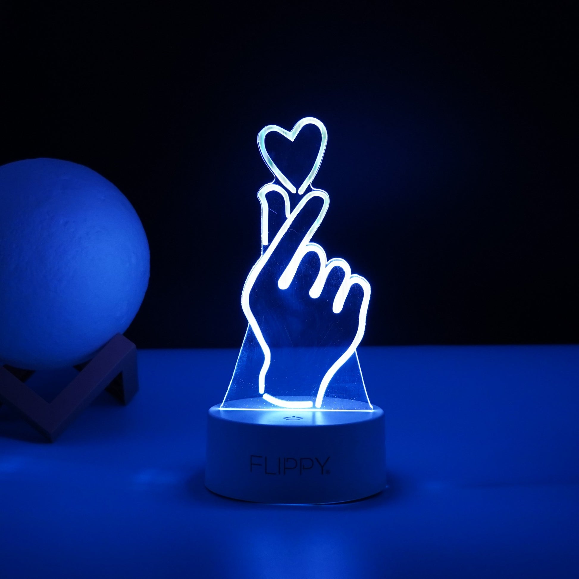 Lampa LED Decorativa 3D, Model Mana si Inima, Lumina Multicolora RGB cu Telecomanda, Alimentare USB sau Baterii, Material Acril, Alb
