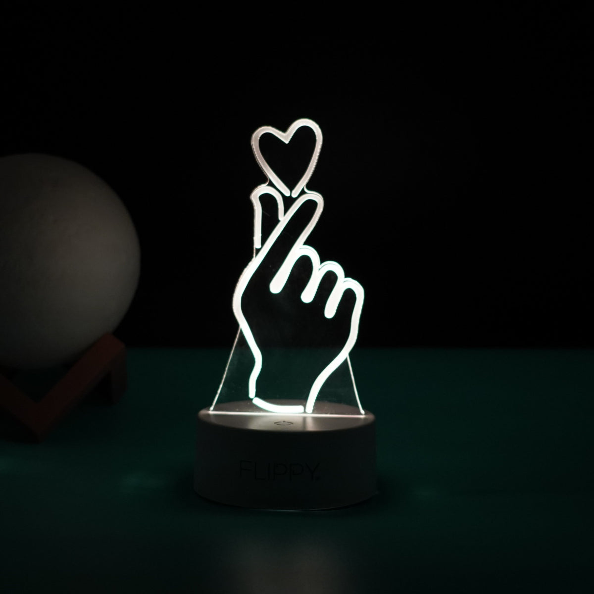 Lampa LED Decorativa 3D, Model Mana si Inima, Lumina Multicolora RGB cu Telecomanda, Alimentare USB sau Baterii, Material Acril, Alb