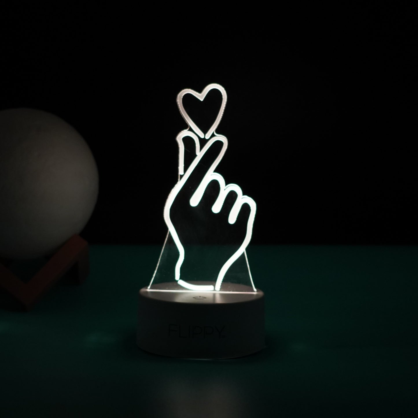 Lampa LED Decorativa 3D, Model Mana si Inima, Lumina Multicolora RGB cu Telecomanda, Alimentare USB sau Baterii, Material Acril, Alb