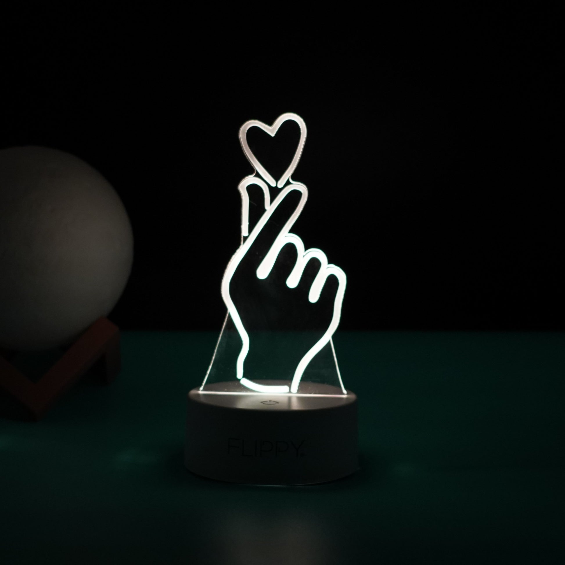 Lampa LED Decorativa 3D, Model Mana si Inima, Lumina Multicolora RGB cu Telecomanda, Alimentare USB sau Baterii, Material Acril, Alb