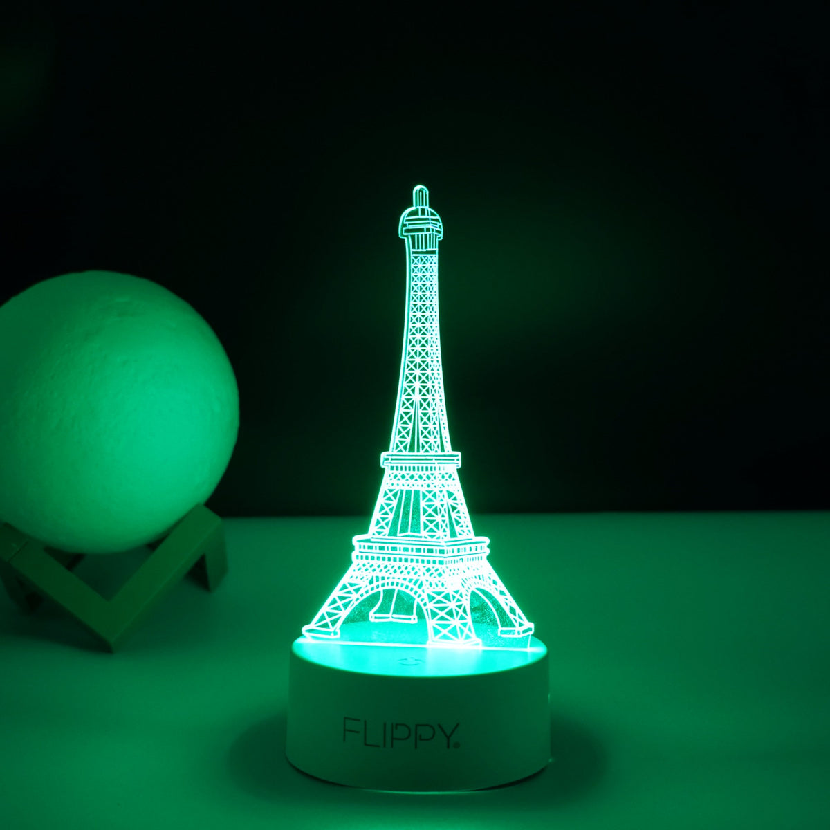 Lampa LED Decorativa 3D Turnul Eiffel, Lumina Multicolora RGB cu Telecomanda, Acril Rezistent, Alimentare USB sau Baterii, Baza Alba