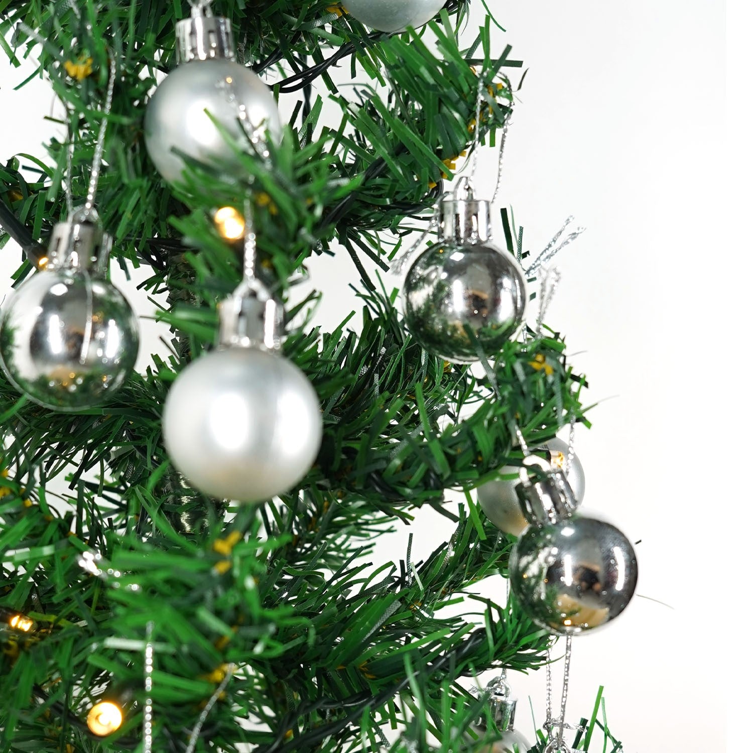 Brad Artificial Decorat, Pom de Craciun cu Instalatie 20 LED Alb Cald si 20 Globuri Argintii, Suport Plastic Inclus, Verde, 60 cm