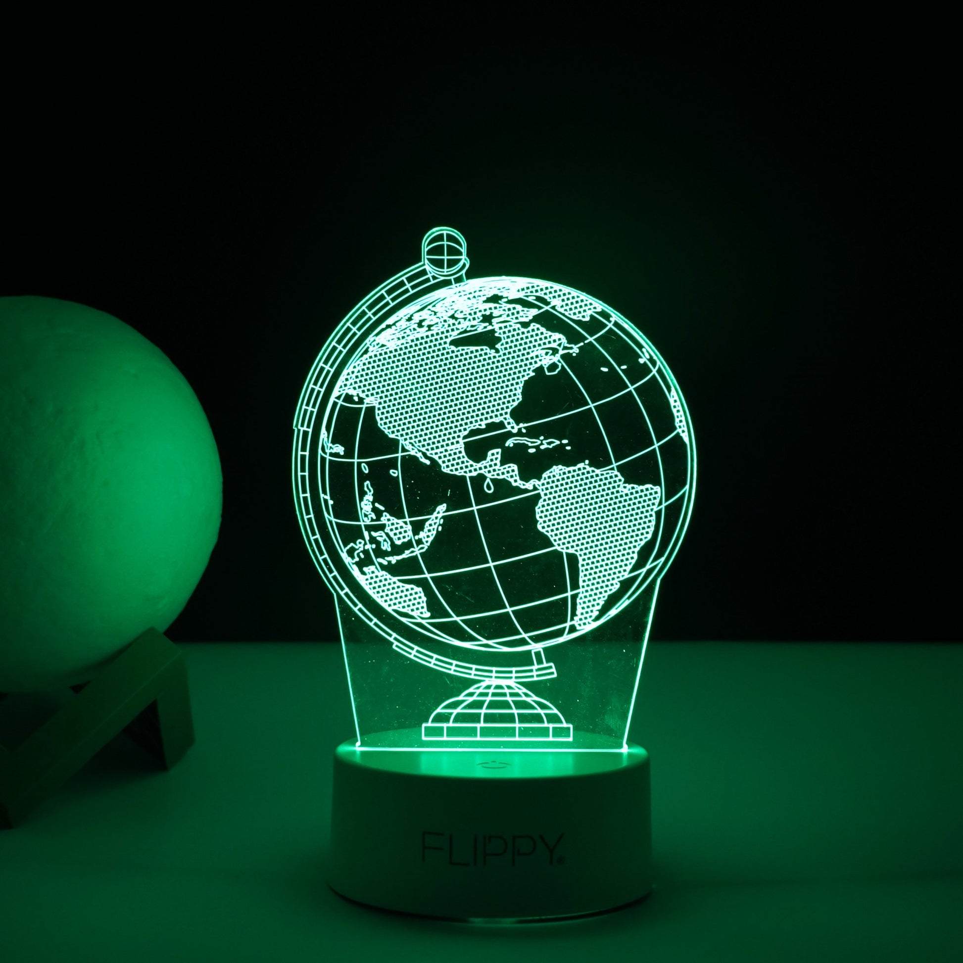 Lampa LED Decorativa 3D, Globul Pamantesc, Iluminare Multicolora cu Telecomanda, Alimentare USB sau Baterii, Material Acril, Inaltime 20 cm, Alb