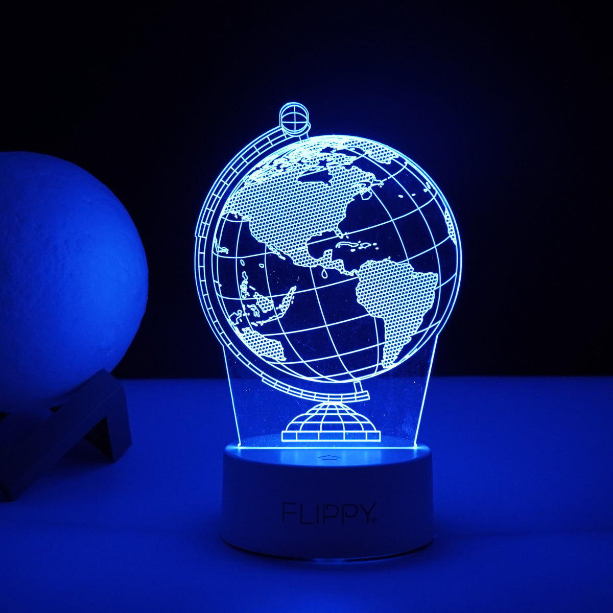 Lampa LED Decorativa 3D, Globul Pamantesc, Iluminare Multicolora cu Telecomanda, Alimentare USB sau Baterii, Material Acril, Inaltime 20 cm, Alb
