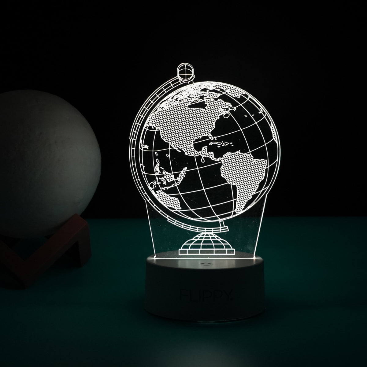 Lampa LED Decorativa 3D, Globul Pamantesc, Iluminare Multicolora cu Telecomanda, Alimentare USB sau Baterii, Material Acril, Inaltime 20 cm, Alb