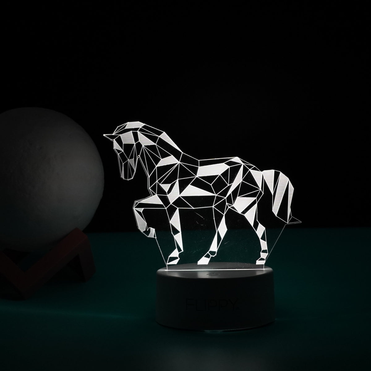 Lampa LED Decorativa 3D Model Cal, Iluminare Multicolora cu Telecomanda, Alimentare Duala USB sau Baterii, Material Acril, Inaltime 20 cm, Alb
