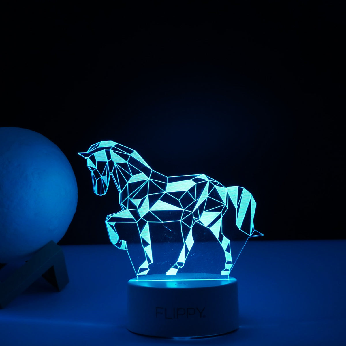 Lampa LED Decorativa 3D Model Cal, Iluminare Multicolora cu Telecomanda, Alimentare Duala USB sau Baterii, Material Acril, Inaltime 20 cm, Alb