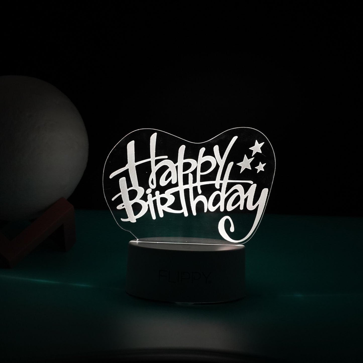 Lampa LED Decorativa 3D Happy Birthday, Iluzie Optica Multicolora cu Telecomanda, Placa Acril, Alimentare USB sau Baterii, Inaltime 20 cm, Alb