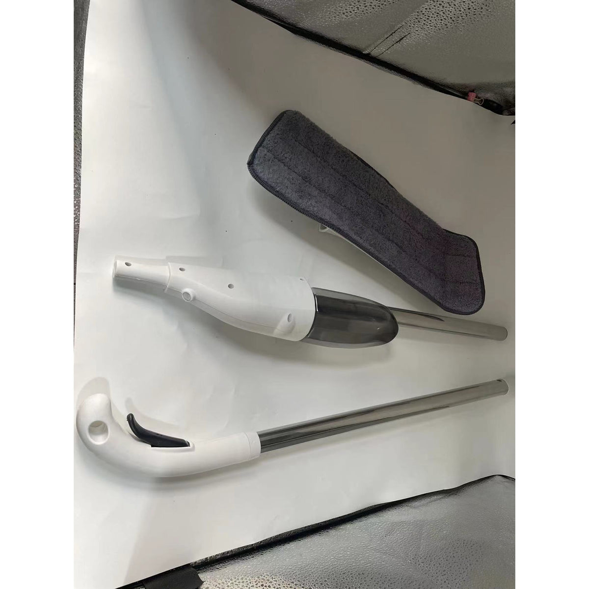 Mop Plat cu Pulverizator 2 in 1, Sistem Spray si Rezervor Detasabil, Coada Aluminiu si Rezerva Microfibra, Utilizare Umeda si Uscata, Plastic, 125x40 cm, Alb/Mov