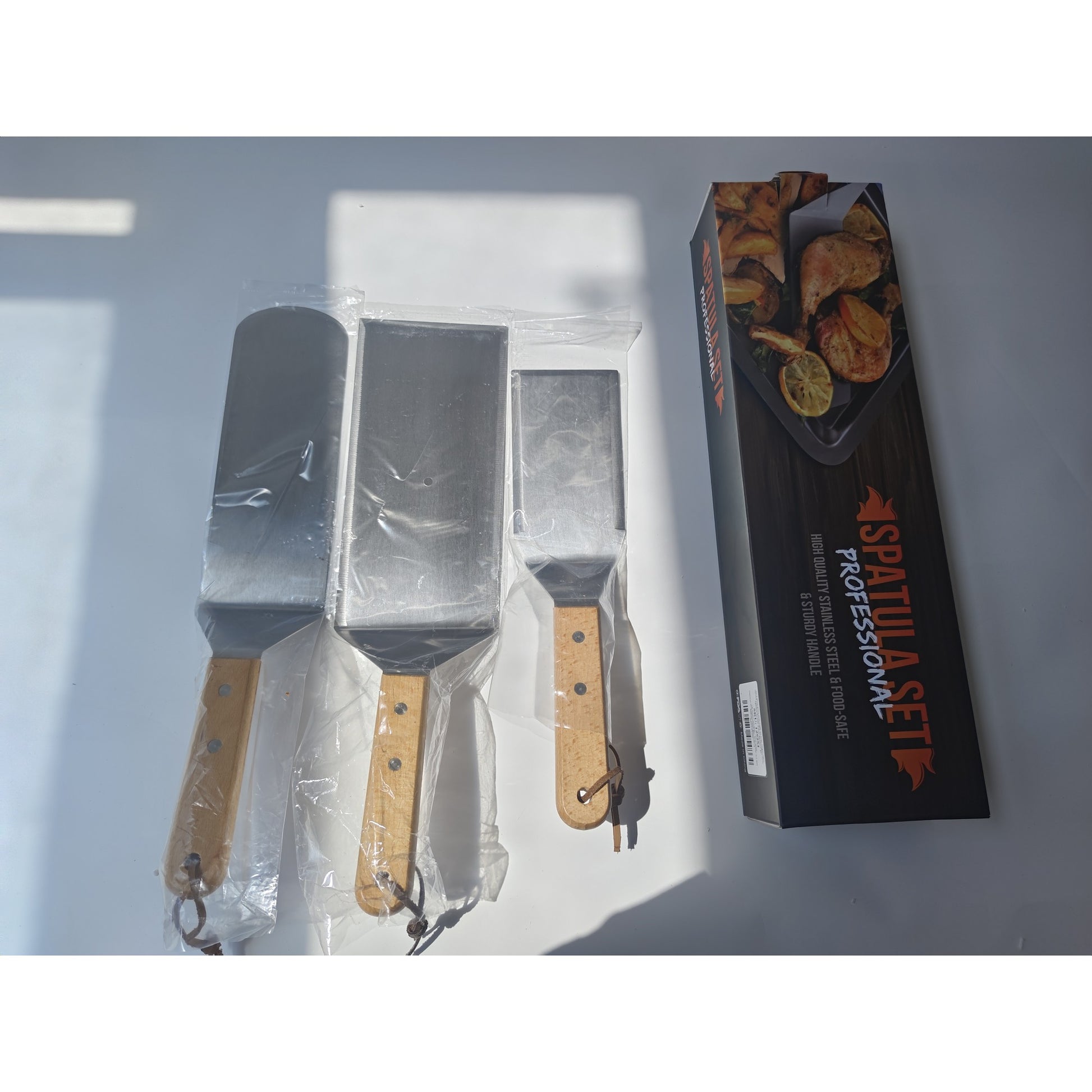 Set 3 Spatule pentru Gratar si BBQ, Suprafata Antiaderenta cu Margini Subtiri, Metal si Maner Ergonomic din Lemn, 3 Forme Diferite, Gri