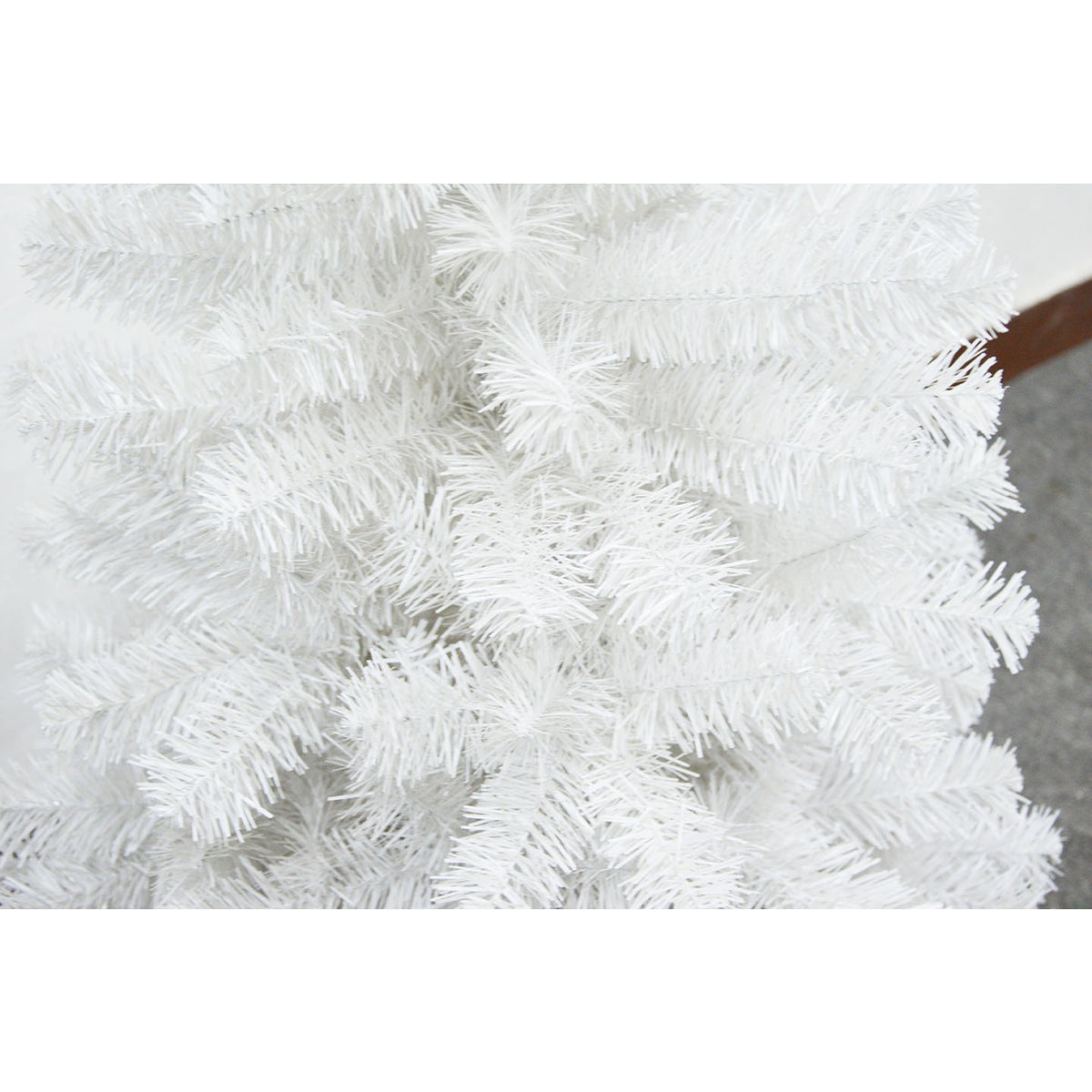 Brad Artificial de Craciun, Aspect Bogat cu 800 Varfuri, Suport Inclus, Interior si Exterior, Material PVC, Inaltime 210 cm, Alb