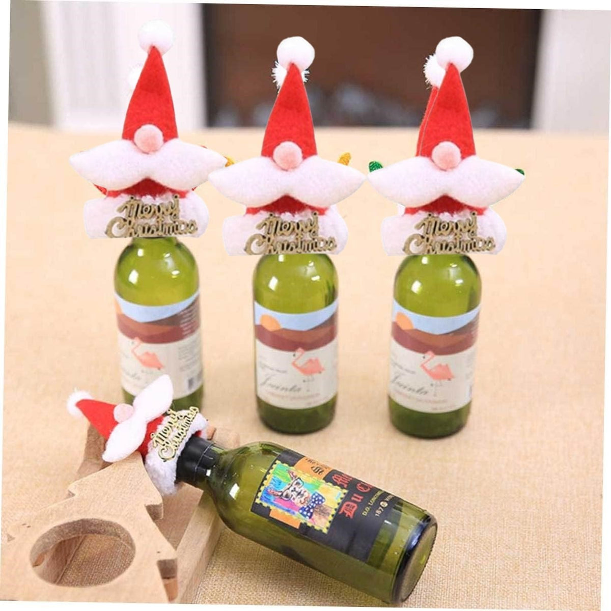 Husa Decorativa pentru Sticle de Vin, Model Caciula Craciun Merry Christmas, Design Festiv, Material Textil si Poliester, Rosu